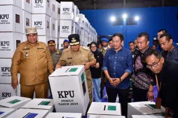 Pj Gubernur Sulsel pantau kesiapan logistik Pemilu 2024 di KPU Maros