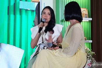 Model Aubry Beer siasati waktu bersama anak dengan baca buku