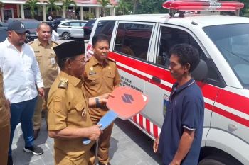 Pemprov-Sulteng serahkan delapan ambulans untuk yayasan keagamaan