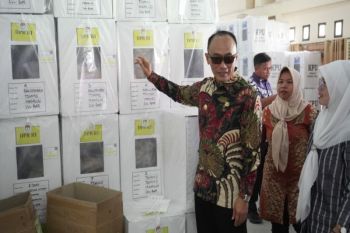 Pj Gubernur Sulbar pantau kesiapan distribusi logistik pemilu di KPU Mamuju