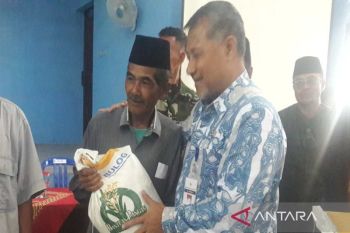 Penjabat  Bupati Temanggung salurkan cadangan pangan pemerintah