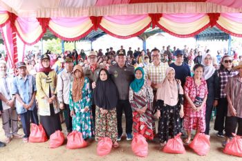Pemprov beri 3.000 paket sembako bantu warga Bartim