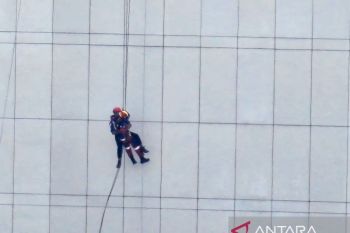 Dua pekerja gondola tersangkut di gedung UNJ