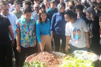 Gibran belanja sayur sambil sapa warga di Pasar Kemiri Muka Depok