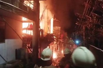 Kontrakan 10 pintu di Jakarta hangus terbakar