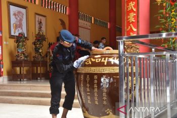 Puluhan polisi di Pekanbaru bersihkan vihara jelang tahun baru Imlek