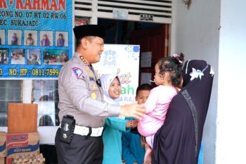 Ditlantas Polda Riau beri bantuan sembako ke panti asuhan dan sampaikan pesan pemilu