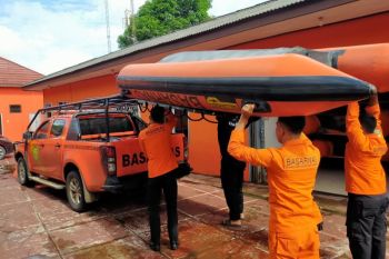 Perahu motor tabrak kapal angkut kelapa, tiga penumpang tenggelam