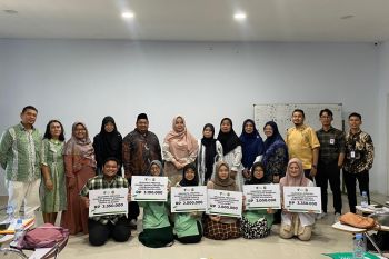 Dompet Dhuafa Waspada serahkan bantuan beasiswa prestasi kepada 6 mahasiswa FKG USU