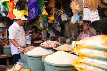 Penjabat Gubernur Sulsel cek harga kebutuhan pokok di Bantaeng