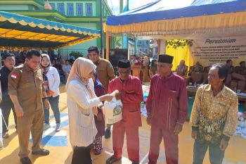 Gubernur Ansar salurkan bantuan beras Presiden Jokowi di Pulau Dendun