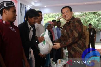 Pemkab Selayar membagikan cadangan beras pangan kepada masyarakat