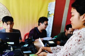 WARGA DENPASAR MANFAATKAN LAYANAN JEMPUT BOLA PEMBUATAN E-KTP