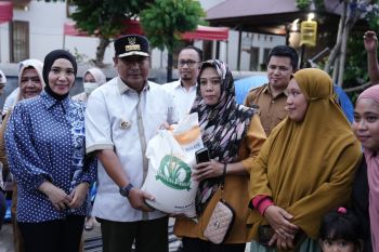 Pj Gubernur Sulsel salurkan bantuan pangan kepada warga Bone