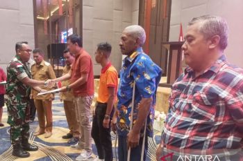 Pemkab Biak beri penghargaan badan usaha pembayar pajak tepat waktu