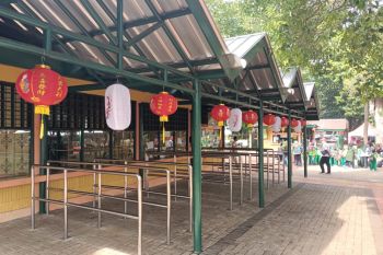 Taman Margasatwa Ragunan Jakarta bersolek jelang Imlek 2024