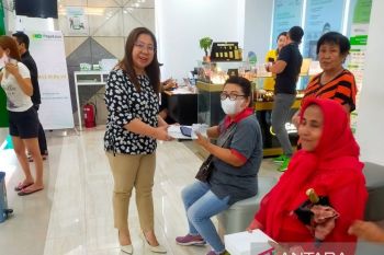 Pegadaian V Manado lanjutkan program "Mengetuk Pintu Langit," bagi-bagi makanan gratis