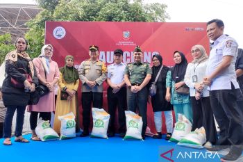 Wali Kota Makassar melepas penyaluran 40 ton bantuan pangan pemerintah