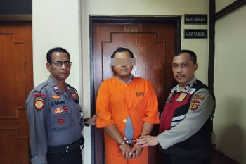 Tukang pijat bawa kabur ponsel pasien, akhirnya pasrah dijemput polisi