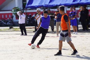 Tim Wawako Padang tumbangkan Tim Satpol PP dalam Turnamen Praja Mini Soccer