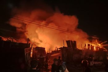 Rumah dan gudang barang bekas di Bengkulu ludes terbakar