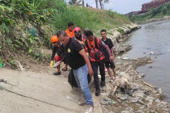 Tim SAR evakuasi anak yang hanyut saat  bermain di Sungai Deli