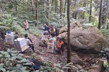 Polri berjalan kaki kawal distribusi logistik ke pelosok Banggai Sulteng