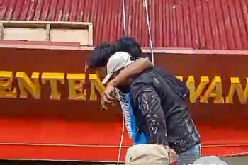 Dua pekerja terluka akibat kanopi Klenteng Kwankong Makassar roboh