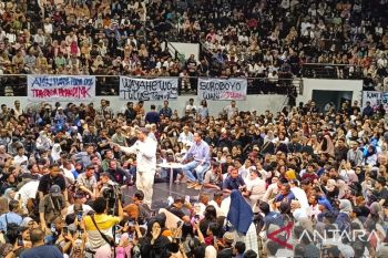 Peserta "Desak Anies" di Surabaya membludak