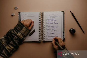 Seniman Reda bagikan manfaat menulis bagi guru perempuan