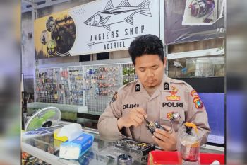 Berangkat dari hobi, Brigadir Duki Saputrasukses geluti bisnis ikan hias