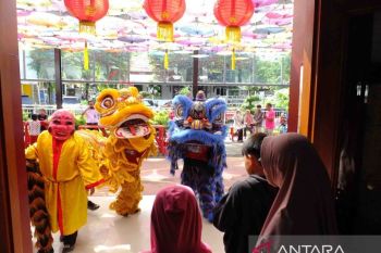 Daop Jember tampilkan barongsai meriahkan Imlek di stasiun