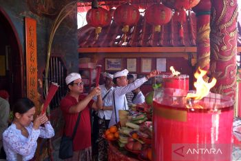Sembahyang Imlek 2575 di Bali