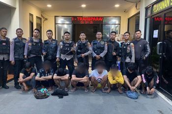 Polisi tangkap delapan remaja bersenjata tajam di Jakarta