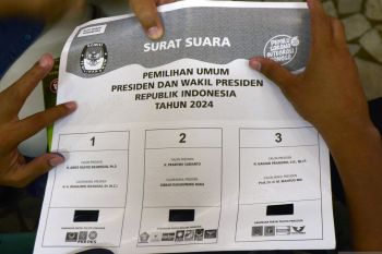 Sebelum masuk bilik TPS, buka terlebih dahulu surat suara