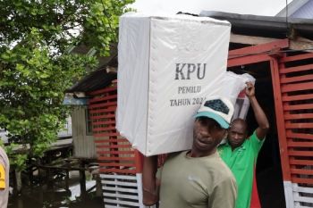 Personel Polisi Biak kawal distribusi logistik Pemilu 2024
