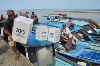 Distribusi logistik pemilu antar pulau di Mentawai