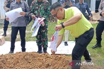 Penjabat Bupati Barito Timur ikut musnahkan surat suara rusak