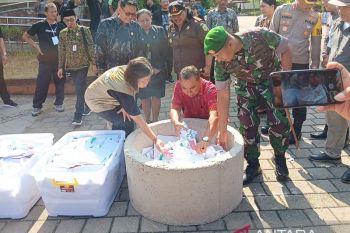 KPU Jembrana memusnahkan ribuan surat suara rusak