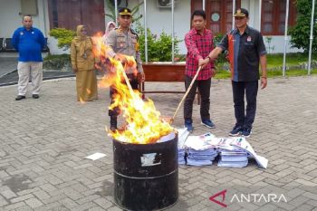 KPU Situbondo musnahkan ribuan lembar surat suara rusak