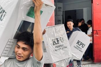 Melintasi gelombang mendistribusikan logistik pemilu di Pulau Makalehi Sitaro