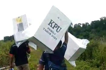 PPS dan PPK di Flores NTT bawa logistik dengan berjalan kaki