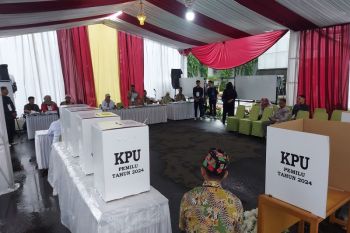 Petugas KPPS di TPS Jokowi milih kenakan busana budaya Betawi