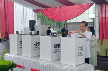 Presiden Jokowi mencoblos di TPS 10 Gambir