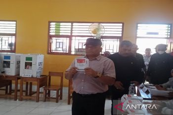 Pj. Bupati Muna Barat mencoblos di TPS 1 Desa Latugho