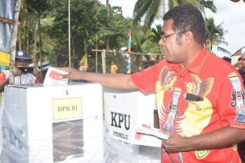 Bupati Biak Numfor mencoblos pemilu di TPS 02 Kampung Napdori