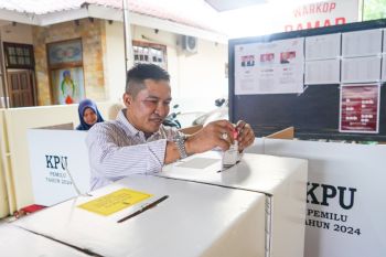 Wawako Ekos Albar "nyoblos" di TPS 10 Kelurahan Olo