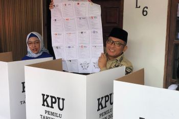 Wali Kota Hendri Septa dan istri gunakan hak suaradi TPS 08 Ulak Karang