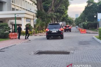 Menteri-menteri sambangi Istana Kepresidenan di saat hitung cepat berlangsung