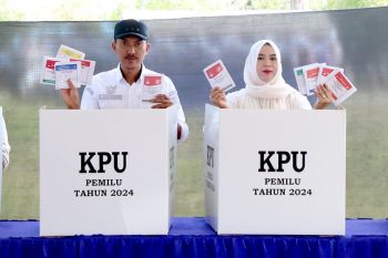 Bupati Banjar nyoblos di Desa Madu Rejo Sambung Makmur